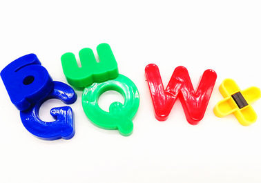 教育 目的 で 用い られ て いる 色 の 異なっ た プラスチック 磁気 文字 と 数字
